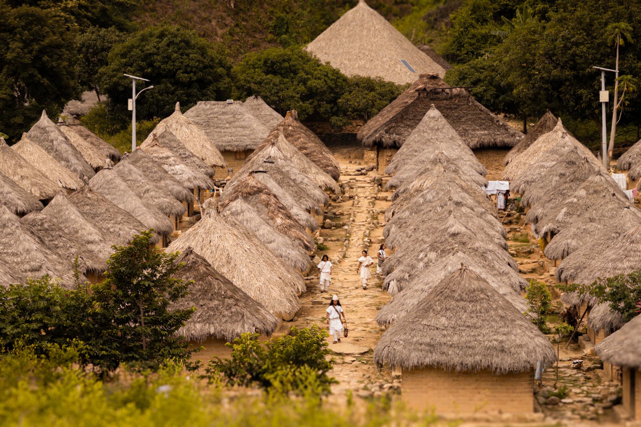 Pueblo indígena con malocas tradicionales en la Sierra Nevada