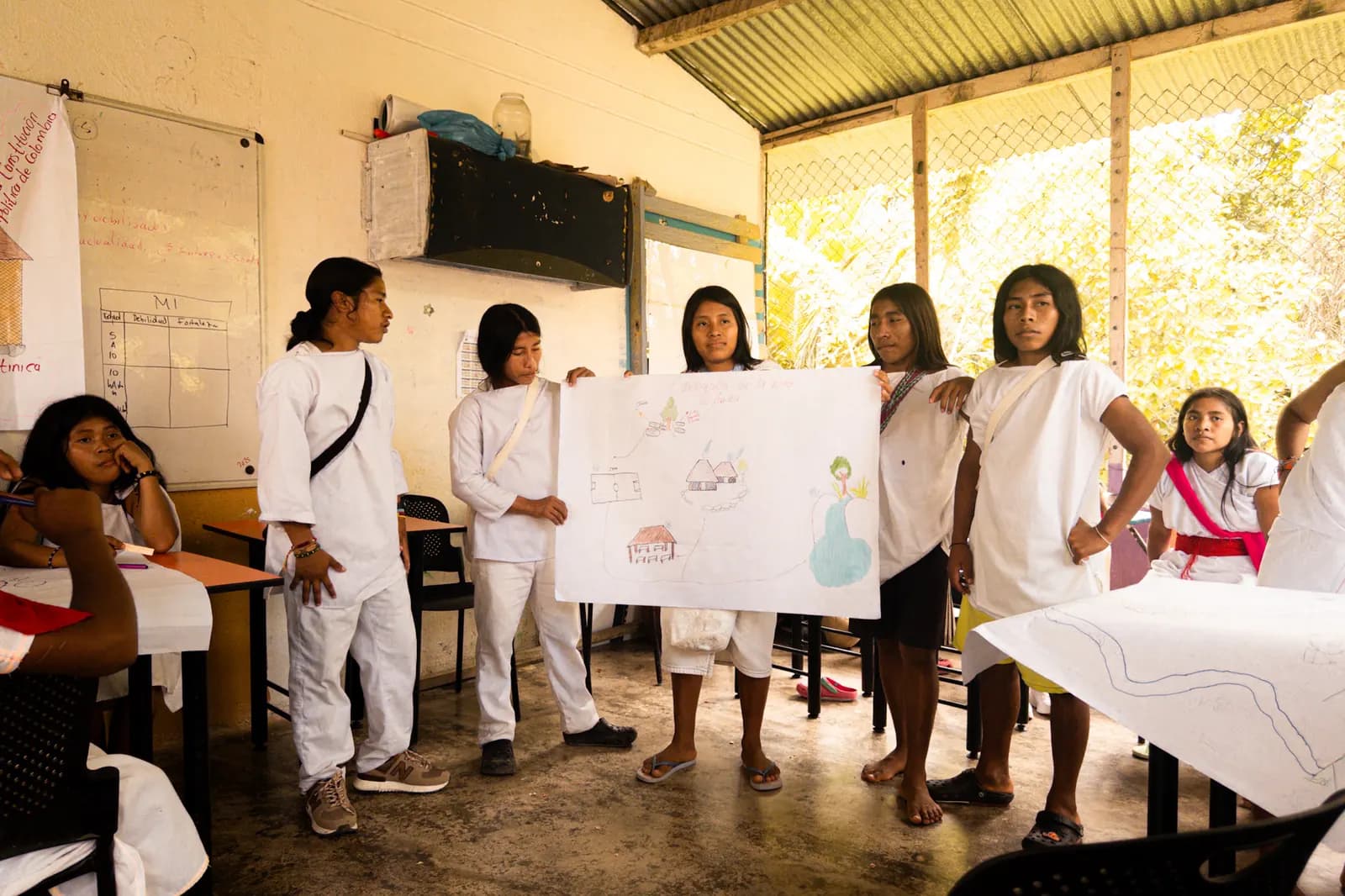Estudiantes presentando los avances de su semillero